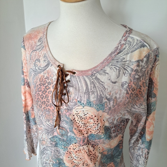 One world | Pink Rose colorful cropped sleeve shirt with rhinestones - Picture 9 of 12